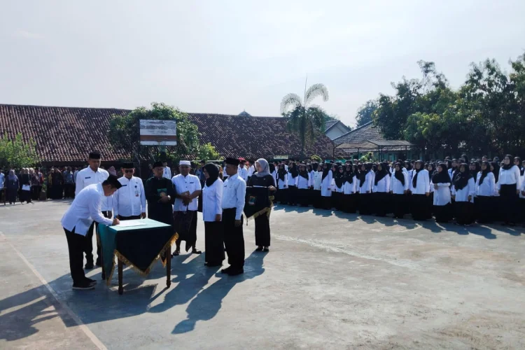 Bupati Karawang Pasang Badan Lindungi Guru Ungkap Kecurangan MBG