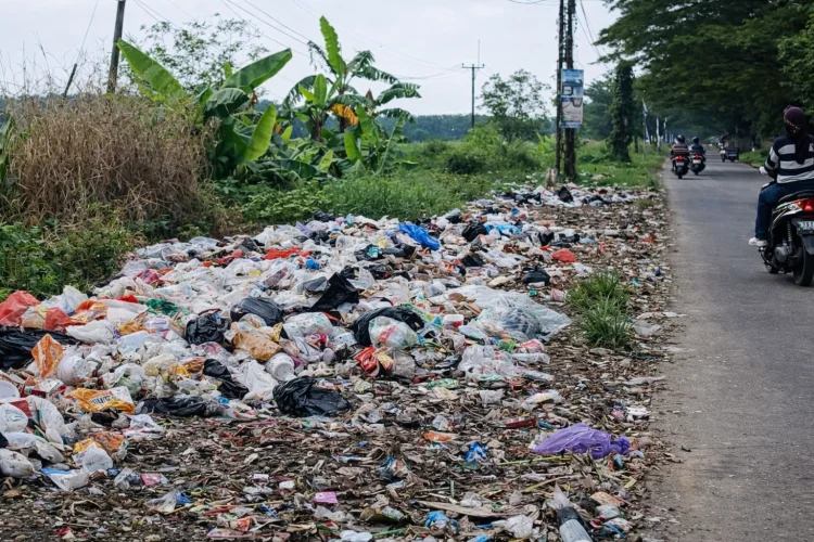 Pelaku Usaha di Cirebon Timur Keluhkan Gangguan Pengangkutan Sampah
