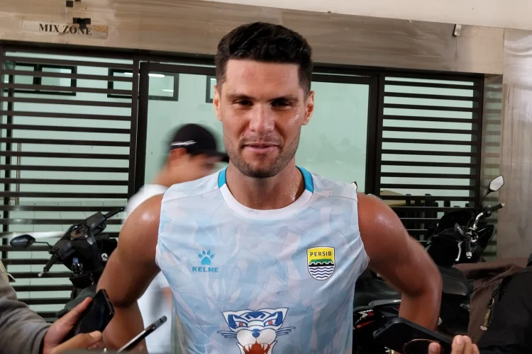 Jawaban Berkelas Julio Cesar Usai Persib Dituntut Bobotoh Juara Liga 1