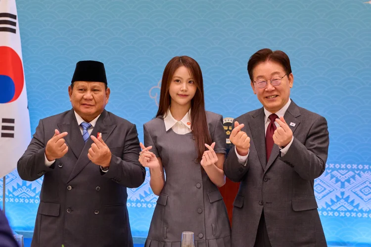 Berpose 'Finger Heart', Presiden Prabowo dan Carmen Hearts2Hearts Makan Malam Bersama