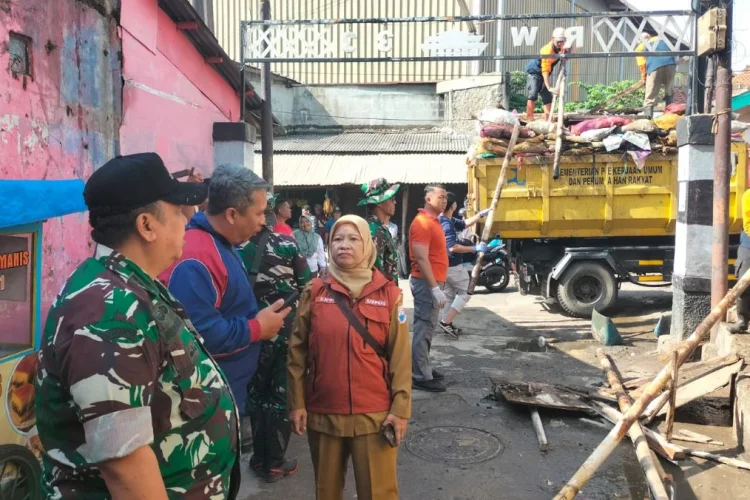 Tutup TPS Ilegal di Pasar Recok, DLH Cimahi Angkut 3,5 Ton Sampah