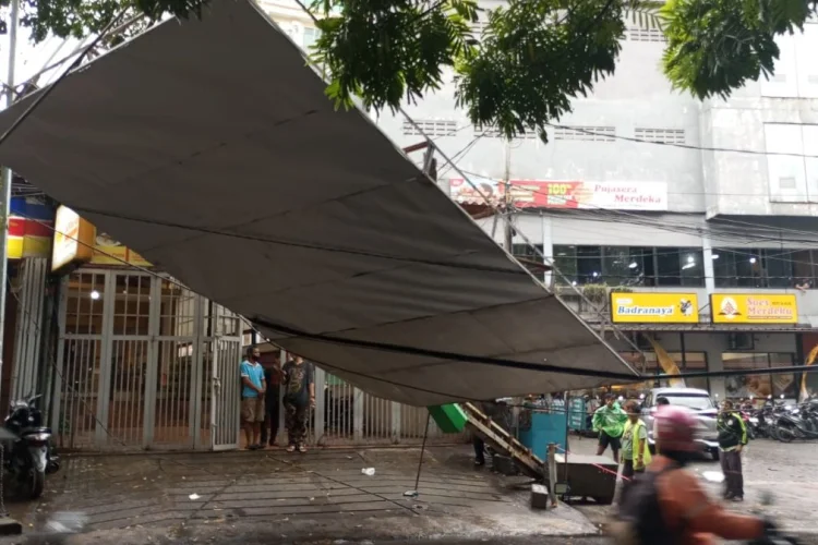 Reklame Raksasa Roboh di Depan BEC, Arus Lalu Lintas Sempat Tersendat