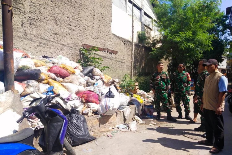 Masih Buang Sampah di TPS Ilegal Pasar Recok, Siap-siap Sanksi Menanti