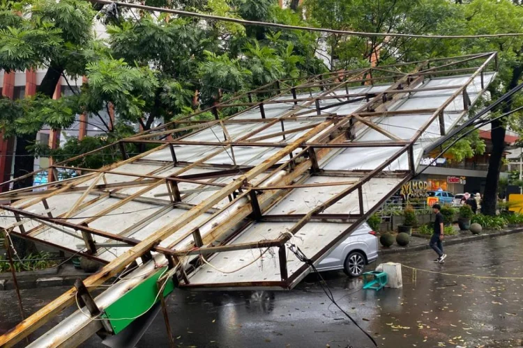 Papan Reklame Roboh, Pemeriksaan Kekuatan Struktural Segera Dilakukan Pemkot Bandung
