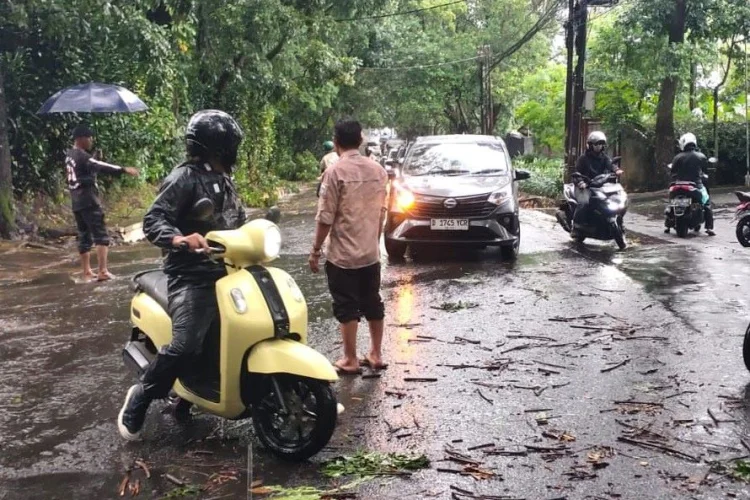 Bantu Penanganan Dampak Cuaca Ekstrem, Pasukan Cadangan  Damkarmatan Dikerahkan