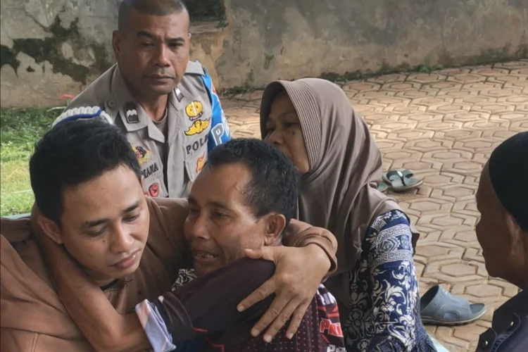 Terpisah 2 Dekade, Polsek Cipeundeuy Pertemukan Ayah dan Anak