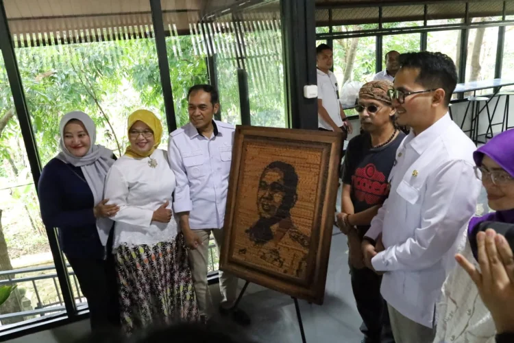 Lewat Seni Bambu dan Kanvas, Pria Paruh Baya Asal Cimahi Ini Merajut Kenangan Leluhur