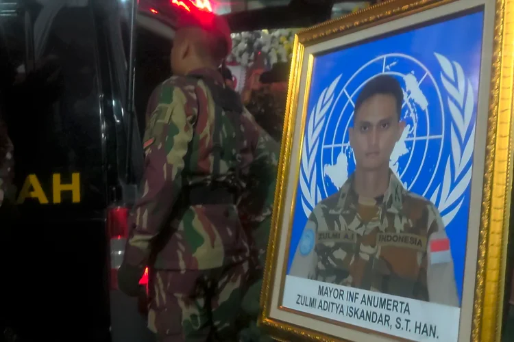 Tiba di Rumah Duka, Jenazah Mayor Anumerta Zulmi Disambut Isak Tangis Keluarga