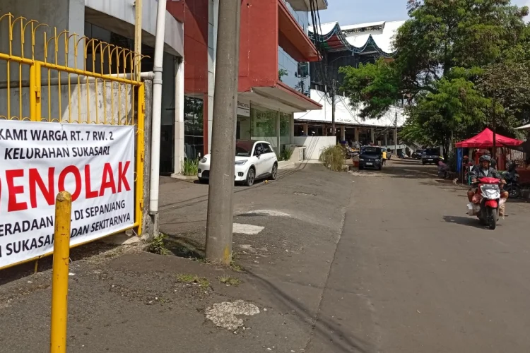 Warga Pasang Spanduk Penolakan PKL Jalan Sukasari 2