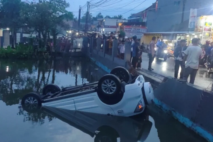 Minibus Terjun ke Kolam Ikan di Indihiang Kota Tasikmalaya, Evakuasi Jadi Tontonan