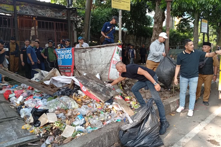 Pemkot Bogor 'Bebersih' Jalan Abdullah bin Nuh, Warga Cuma Bisa Nonton Saja