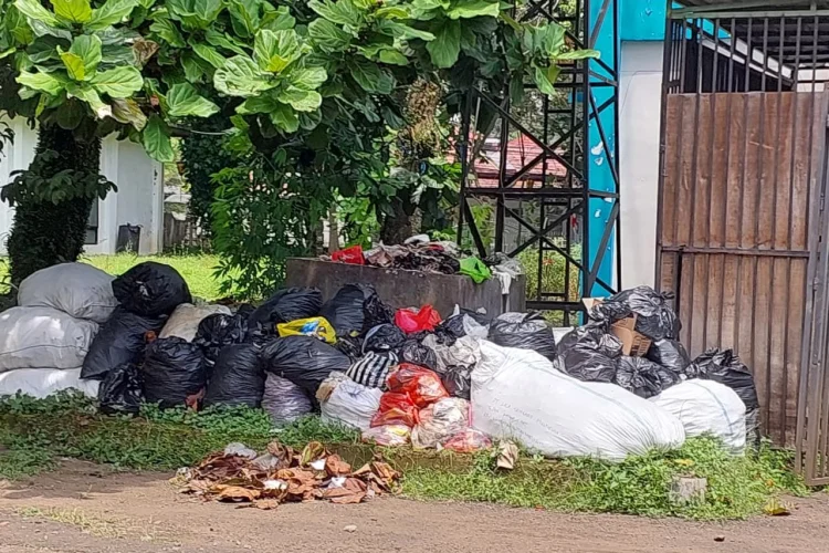 Jelang HUT Kabupaten Bandung, Sampah Jadi 'Hiasan' hingga Kantor Dinsos