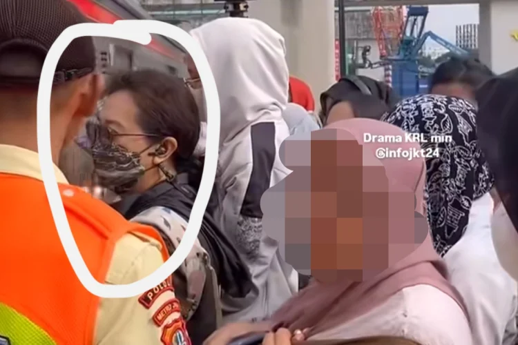 Viral Ibu-ibu Paksa Naik KRL di Manggarai, Sempat Bergelantungan di Pintu Kereta
