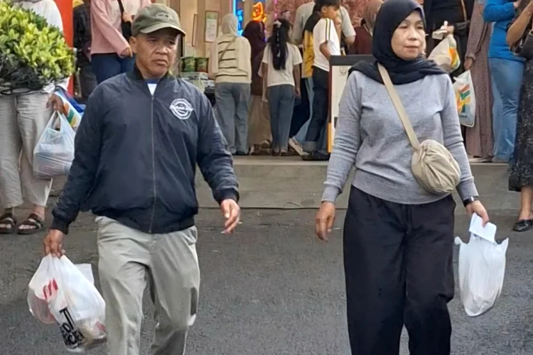 Plastik Mahal, Farhan Ajak Warga Kota Bandung Beralih ke Wadah Ramah Lingkungan