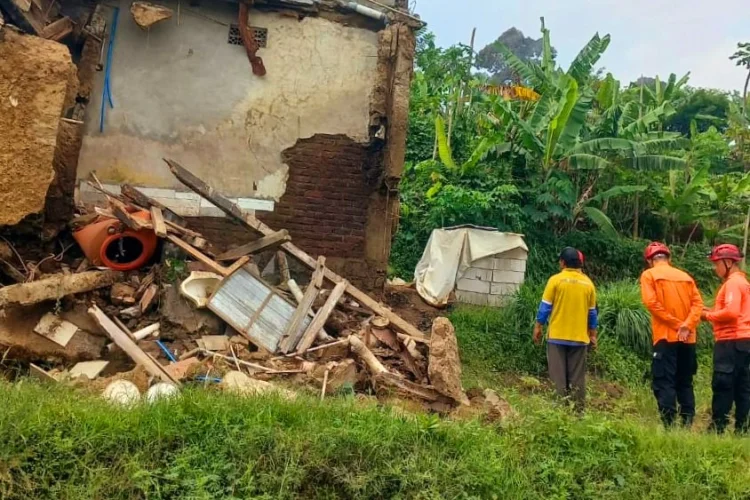 Warga Waspada Cuaca Ekstrem Melanda, BPBD Cimahi Bagikan Langkah Mitigasi 
