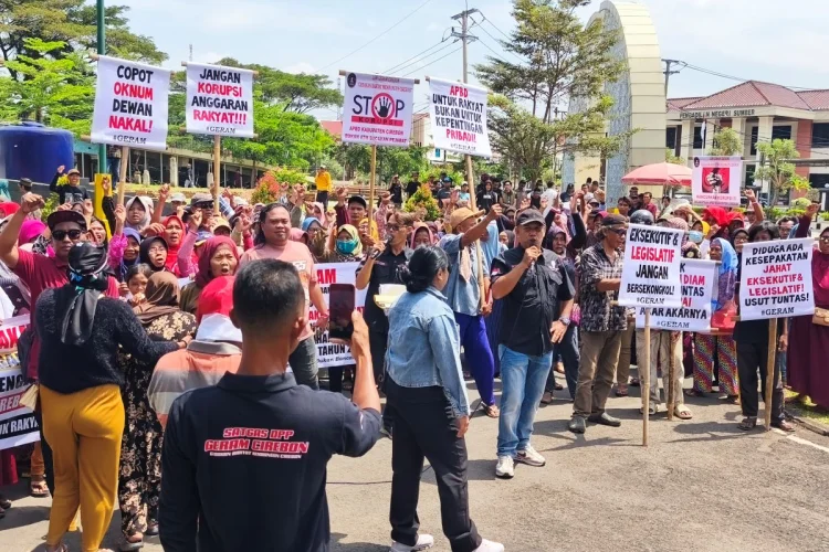 Diduga Ada 'Bancakan' Rp55 Miliar di APBD 2026, Emak-emak Geruduk DPRD Cirebon