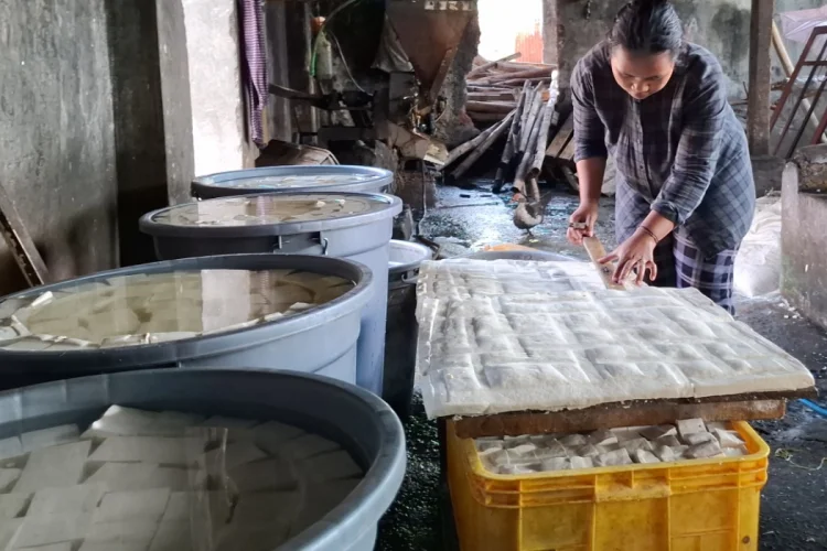 Harga Kedelai Meroket, Produksi Perajin Tahu di Kota Tasikmalaya Anjlok
