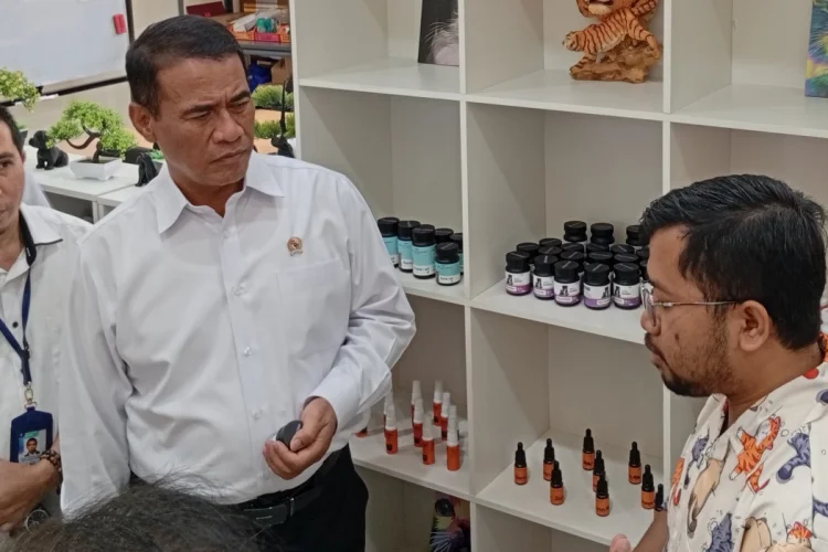 Andi Amran Minta Pengusaha Plastik Jangan Ambil Keuntungan dalam Kesempitan