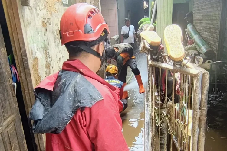 Di Balik Sirine Damkar, Terima Laporan "Nyeleneh" hingga Diminta Menagih Utang