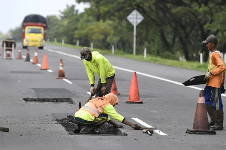 Perbaiki Retakan di Tol Cisumdawu, Polisi Berlakukan Contraflow Selama 4 Bulan