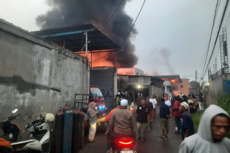 Kebakaran Gudang Plastik di Margaasih, 4 Bangunan Hangus Dilalap Api