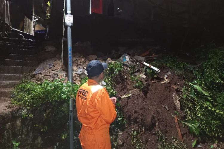 Rumah Sopian Tergerus Longsor, Bagian Kamar Mandi Lenyap