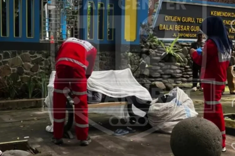 Geger! Penemuan Jenazah di Depan Gedung BBGTK Jabar, Korban Dievakuasi ke RSHS