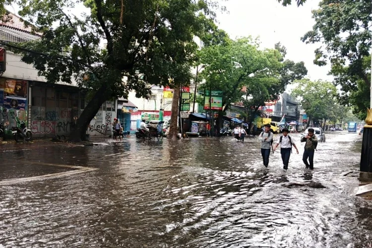 Drainase Tersumbat, Jalan Raya Kopo Banjir Cileuncang