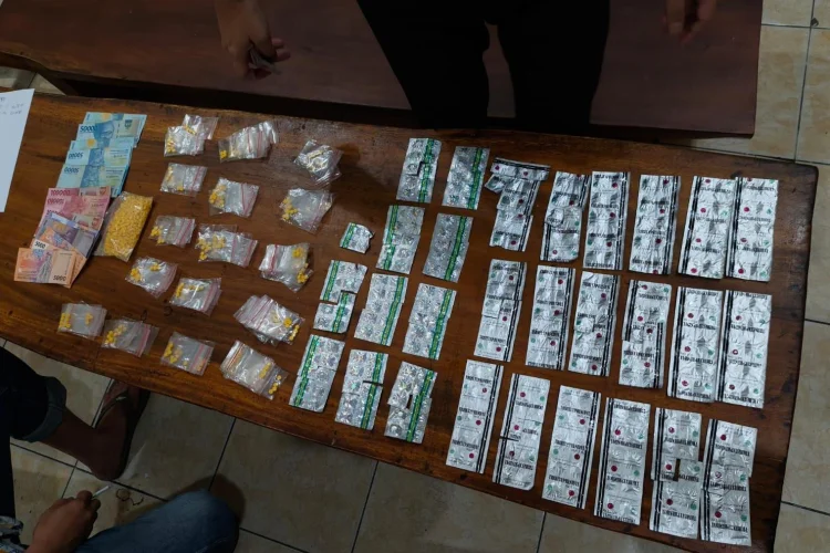 Polisi Babakan Madang Ciduk Bandar Obat Terlarang, Ribuan Butir Diamankan
