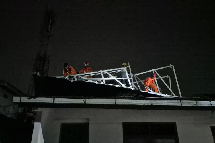 Rumah Kadinkes Kota Bogor Tertimpa Atap Bangunan Sekolah yang Terbawa Angin