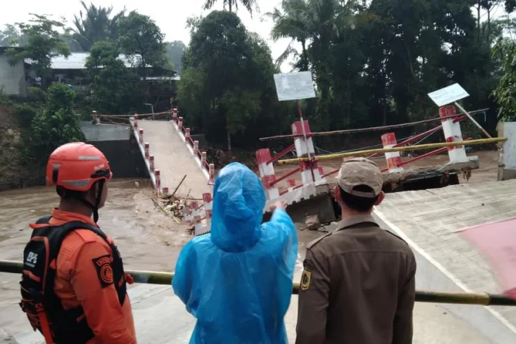 Kali Citempuan Meluap, Jembatan Gobang Ambruk dan 2 Rumah Rusak di Rumpin Bogor