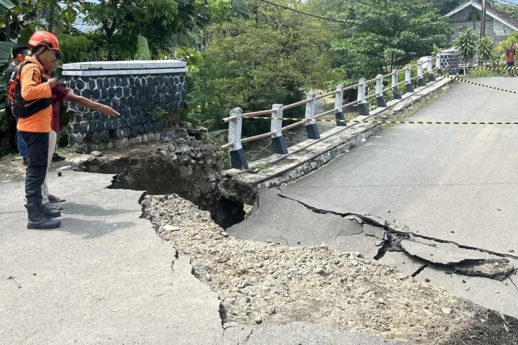 Jembatan Antajaya Ambruk, Akses Warga Antajaya dan Buanajaya Terputus