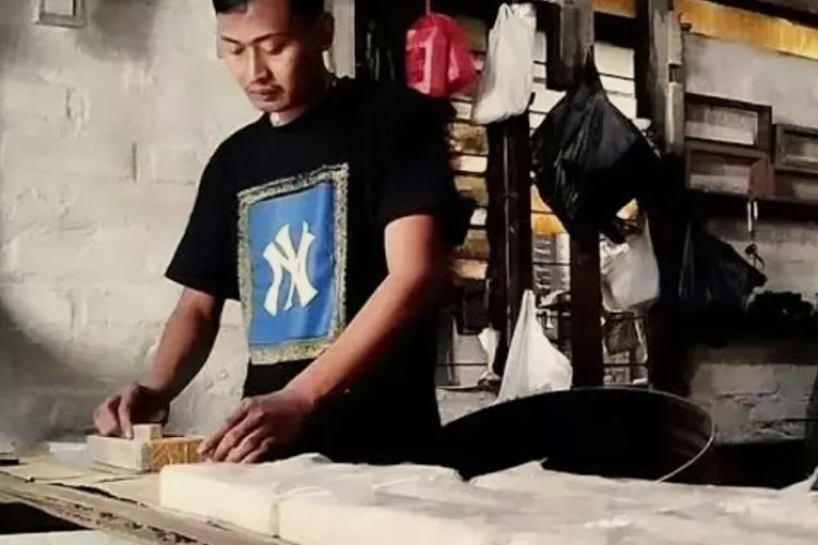 Harga Kedelai Melonjak, Produsen Tempe Cimahi Perkecil Ukuran dan Kurangi Produksi