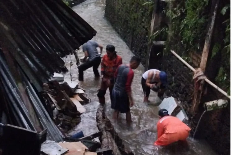 Antisipasi Banjir Lintasan Terulang, Kelurahan Tegallega Bersihkan Sungai Ciparigi