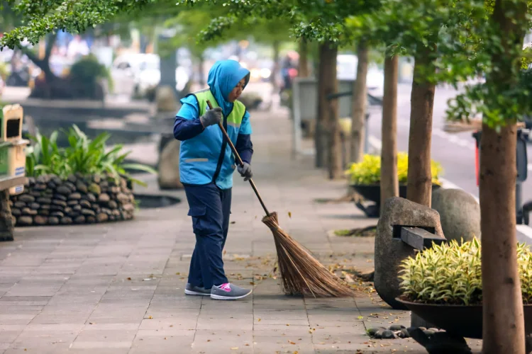 Pemkot Bandung Perketat Disiplin Petugas Kebersihan, Sanksi Pemecatan Diberlakukan