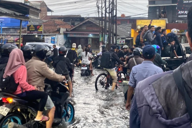 Warga Terdampak Banjir di Kota Bandung Dapakan Bantuan Logistik