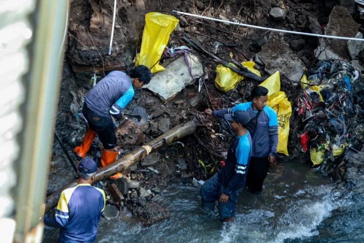 Musim Hujan Picu Lonjakan Sampah Sungai di Kota Bandung, Didominasi Ranting dan Kayu