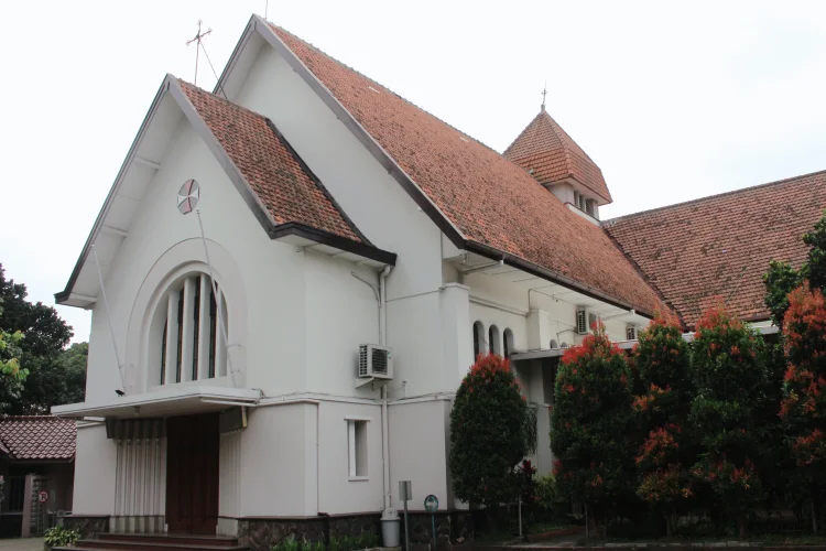 Menapaki Jejak Spiritual Gereja Santo Ignatius di Tengah Kota Militer