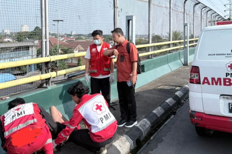 Lelaki Tanpa Busana Tergeletak Tak Sadarkan Diri di Flyover Jembatan Cinta
