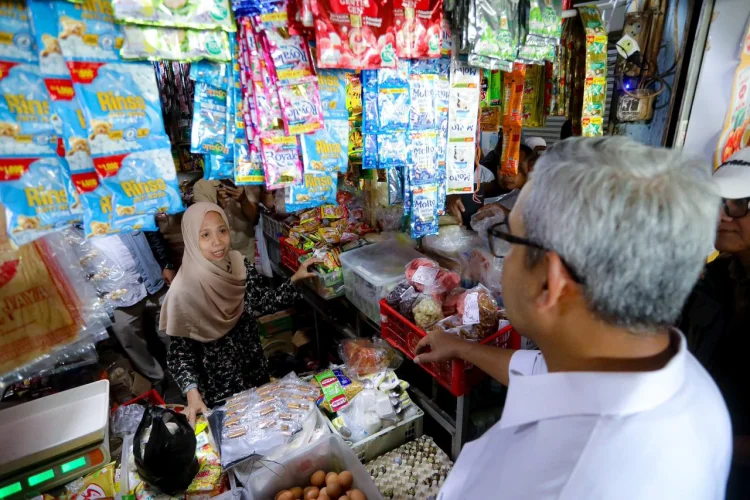 Farhan Tinjau Pasar Sederhana, Pantau Keluhan Warga Harga MinyaKita Naik
