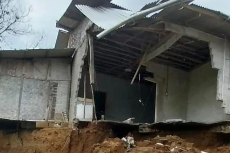 28 Warga Kampung Cimangurang Desa Cijayanti Diungsikan Pasca Rumahnya Ambruk