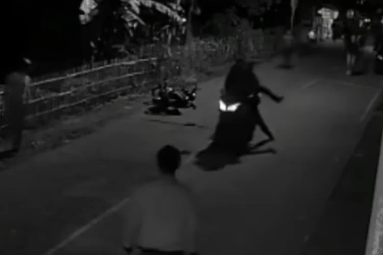 Aksi Begal Motor Terekam CCTV, Pelaku Kabur Usai Dipergoki Warga di Gedebage
