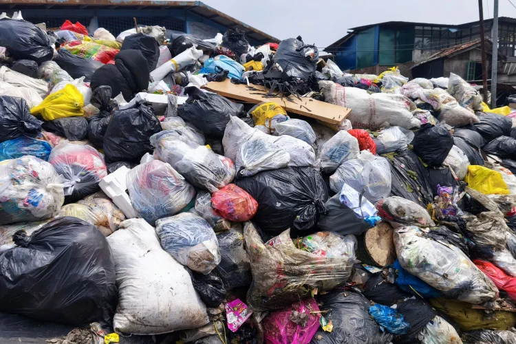 Akibat Kuota Pembuangan Habis, Sampah Menggunung di Jalan Makam Caringin Bandung
