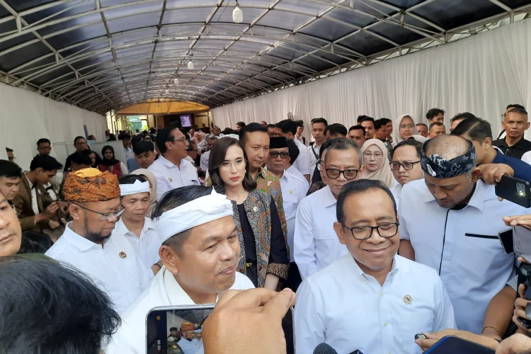 Menko PMK dan Dedi Mulyadi Bongkar Akar Pengangguran Terdidik di Jabar