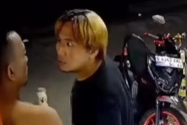 Viral! Pria Rambut Pirang Ngamuk di Konter Pulsa Bekasi Gara-gara Tak Terima Ditatap
