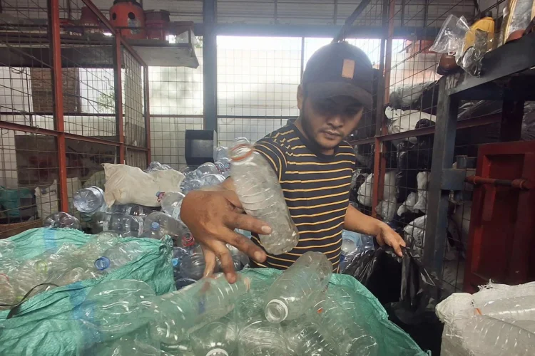 Harga Plastik Melonjak, Setoran di Bank Samici Anjlok