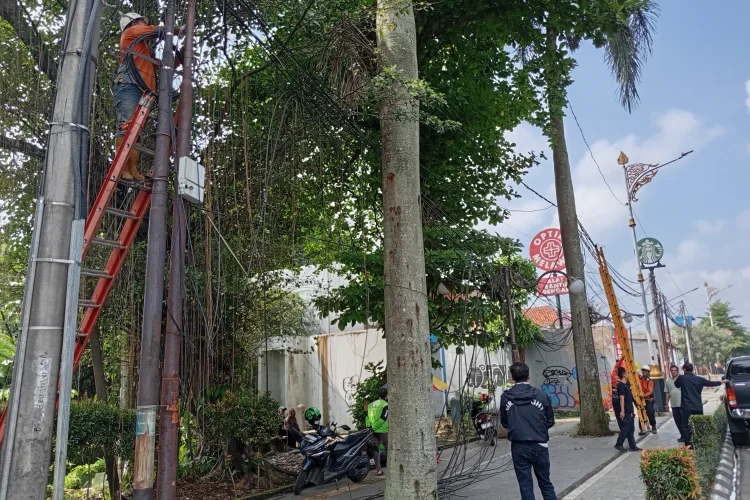 Kabel Udara Sepanjang 1,2 Kilometer Dipangkas, Target Instalasi Semua di Bawah Tanah