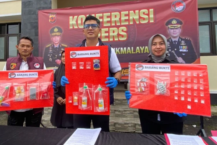 Jual Sabu Pakai Kode Ukuran Baju, Pasutri di Cikalong Dibekuk Polres Tasikmalaya