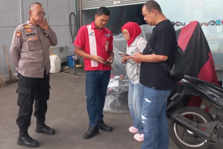 Serobot Antrean di SPBU, CCTV Rekam Pria Ini Keluarkan Senjata Mirip Pistol