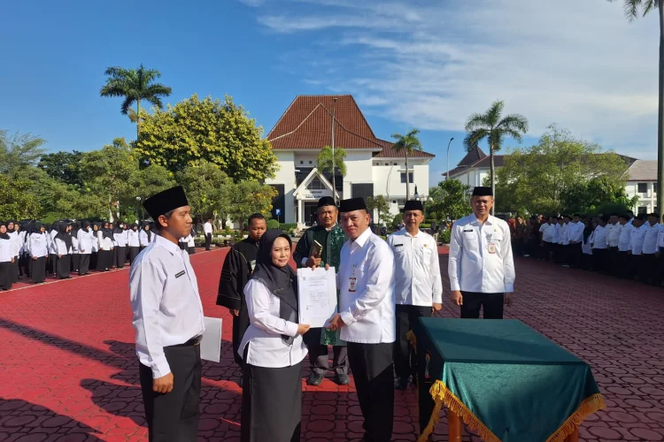 Lantik 199 Kepsek, Bupati Karawang Ingatkan Jauhi Pungli dan Mainkan BOS